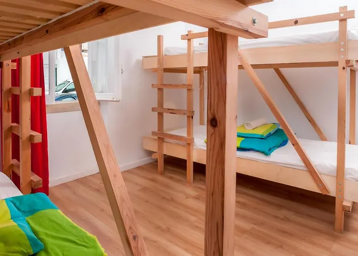 Nazare Hostel - Rooms & Dorms